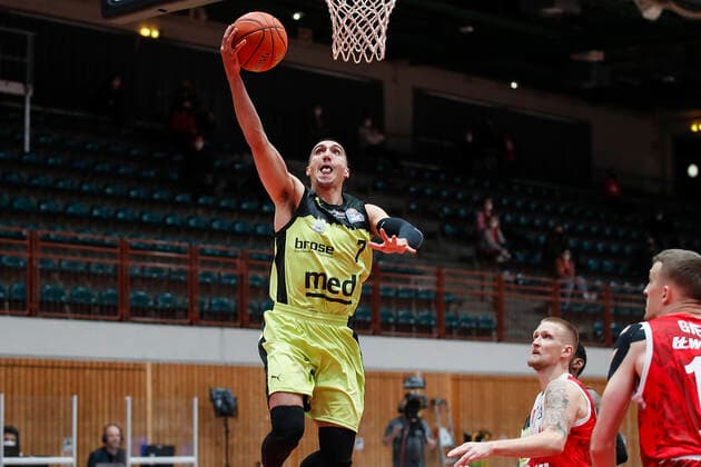 GER, Wuerzburg, tectake-Arena, 02.01.2022, emspor, emonline, despor, deonline, s.Oliver Wuerzburg vs. Medi Bayreuth, easyCredit BBL, 15. Spieltag Bild: v. l. Philip Jalalpoor (medi Bayreuth) und Aigars Skele (s.Oliver Wuerzburg) Copyright: HMBxMedia JulienxBecker