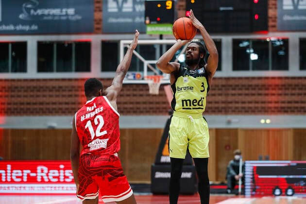GER, Wuerzburg, tectake-Arena, 02.01.2022, emspor, emonline, despor, deonline, s.Oliver Wuerzburg vs. Medi Bayreuth, easyCredit BBL, 15. Spieltag Bild: v. l. Elijah Ndi (s.Oliver Wuerzburg) gegen Marcus Thornton (medi Bayreuth) Copyright: HMBxMedia JulienxBecker