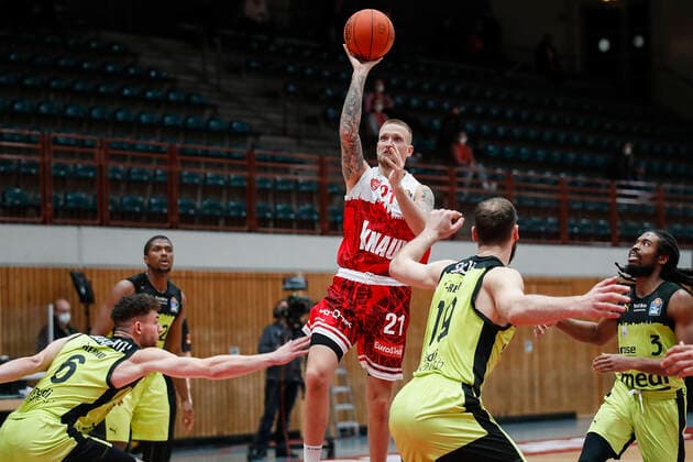 GER, Wuerzburg, tectake-Arena, 02.01.2022, emspor, emonline, despor, deonline, s.Oliver Wuerzburg vs. Medi Bayreuth, easyCredit BBL, 15. Spieltag Bild: v. l. Kevin Wohlrath (medi Bayreuth), Aigars Skele (s.Oliver Wuerzburg), Martynas Sajus (medi Bayreuth) und Marcus Thornton (medi Bayreuth) Copyright: HMBxMedia JulienxBecker