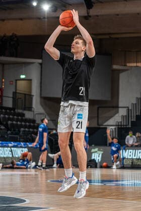Justus Hollatz (Hamburg Towers 21) Hamburg Towers vs. ALBA Berlin, Basketball, Bundesliga, Hauptrunde, Spieltag 15, Saison 2021 2022, 02.01.2022 Marcel von Fehrn Hamburg Towers vs. ALBA Berlin, Basketball, Bundesliga, Hauptrunde, Spieltag 15, Saison 2021 2022, 02.01.2022 Hamburg Copyright: xEibnerxPressefoto MarcelxvonxFehrnx EP_MFN