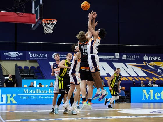 Zweikampf zwischen Michael Jost (Rostock Seawolves 21) und Till Pape (VfL Kirchheim Knights 19) Rostock Seawolves vs VfL Kirchheim Knights, 2. Barmer Basketball-Bundesliga, ProA, 2. Bundesliga, Spielzeit 2021 2022, 17.Spieltag, 02.01.2022 Rostock Seawolves vs VfL Kirchheim Knights, 2. Barmer Basketball-Bundesliga, ProA, Spielzeit 2021 2022, 17.Spieltag, 02.01.2022 Rostock Copyright: xStephaniexZerbe xEibner-Pressefotox EP_SZE