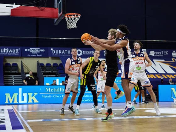 Zweikampf zwischen Michael Jost (Rostock Seawolves 21) und Till Pape (VfL Kirchheim Knights 19) Rostock Seawolves vs VfL Kirchheim Knights, 2. Barmer Basketball-Bundesliga, ProA, 2. Bundesliga, Spielzeit 2021 2022, 17.Spieltag, 02.01.2022 Rostock Seawolves vs VfL Kirchheim Knights, 2. Barmer Basketball-Bundesliga, ProA, Spielzeit 2021 2022, 17.Spieltag, 02.01.2022 Rostock Copyright: xStephaniexZerbe xEibner-Pressefotox EP_SZE