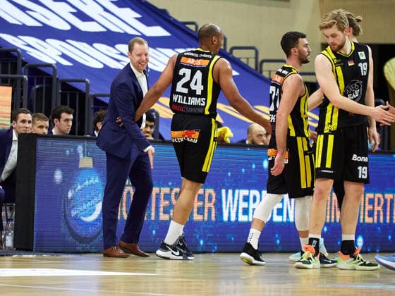 Abklatschen von Trainer Christian Held (Rostock Seawolves) Headcoach, Coach, Trainer und Jonathon Williams (VfL Kirchheim Knights 24) nach einem Sturz Rostock Seawolves vs VfL Kirchheim Knights, 2. Barmer Basketball-Bundesliga, ProA, 2. Bundesliga, Spielzeit 2021 2022, 17.Spieltag, 02.01.2022 Rostock Seawolves vs VfL Kirchheim Knights, 2. Barmer Basketball-Bundesliga, ProA, Spielzeit 2021 2022, 17.Spieltag, 02.01.2022 Rostock Copyright: xStephaniexZerbe xEibner-Pressefotox EP_SZE