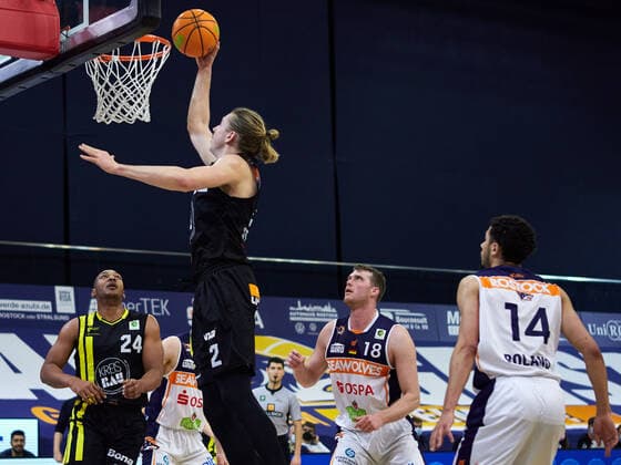 Korbwurf von Elijah Strickland (VfL Kirchheim Knights 02), Jonathon Williams (VfL Kirchheim Knights 24), Till Gloger (Rostock Seawolves 18), Jordan Jamal Roland (Rostock Seawolves 14) Rostock Seawolves vs VfL Kirchheim Knights, 2. Barmer Basketball-Bundesliga, ProA, 2. Bundesliga, Spielzeit 2021 2022, 17.Spieltag, 02.01.2022 Rostock Seawolves vs VfL Kirchheim Knights, 2. Barmer Basketball-Bundesliga, ProA, Spielzeit 2021 2022, 17.Spieltag, 02.01.2022 Rostock Copyright: xStephaniexZerbe xEibner-Pressefotox EP_SZE