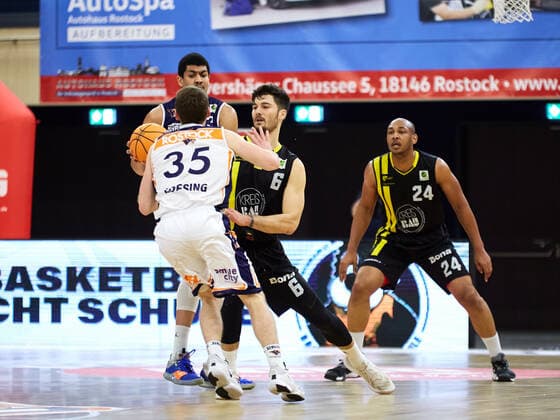 Block von Luka Kamber (VfL Kirchheim Knights 06) und Jonathon Williams (VfL Kirchheim Knights 24), Brad Loesing (Rostock Seawolves 35) Rostock Seawolves vs VfL Kirchheim Knights, 2. Barmer Basketball-Bundesliga, ProA, 2. Bundesliga, Spielzeit 2021 2022, 17.Spieltag, 02.01.2022 Rostock Seawolves vs VfL Kirchheim Knights, 2. Barmer Basketball-Bundesliga, ProA, Spielzeit 2021 2022, 17.Spieltag, 02.01.2022 Rostock Copyright: xStephaniexZerbe xEibner-Pressefotox EP_SZE