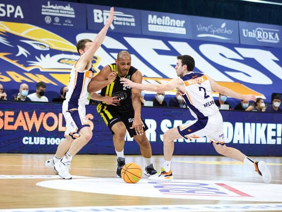 Kampf zwischen Jonathon Williams (VfL Kirchheim Knights 24), Tyler Nelson (Rostock Seawolves 02), Brad Loesing (Rostock Seawolves 35) Rostock Seawolves vs VfL Kirchheim Knights, 2. Barmer Basketball-Bundesliga, ProA, 2. Bundesliga, Spielzeit 2021 2022, 17.Spieltag, 02.01.2022 Rostock Seawolves vs VfL Kirchheim Knights, 2. Barmer Basketball-Bundesliga, ProA, Spielzeit 2021 2022, 17.Spieltag, 02.01.2022 Rostock Copyright: xStephaniexZerbe xEibner-Pressefotox EP_SZE