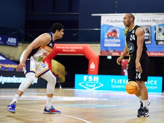 Jonathon Williams (VfL Kirchheim Knights 24), Gabriel de Oliveira (Rostock Seawolves 03) Rostock Seawolves vs VfL Kirchheim Knights, 2. Barmer Basketball-Bundesliga, ProA, 2. Bundesliga, Spielzeit 2021 2022, 17.Spieltag, 02.01.2022 Rostock Seawolves vs VfL Kirchheim Knights, 2. Barmer Basketball-Bundesliga, ProA, Spielzeit 2021 2022, 17.Spieltag, 02.01.2022 Rostock Copyright: xStephaniexZerbe xEibner-Pressefotox EP_SZE