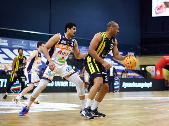 Jonathon Williams (VfL Kirchheim Knights 24), Gabriel de Oliveira (Rostock Seawolves 03) Rostock Seawolves vs VfL Kirchheim Knights, 2. Barmer Basketball-Bundesliga, ProA, 2. Bundesliga, Spielzeit 2021 2022, 17.Spieltag, 02.01.2022 Rostock Seawolves vs VfL Kirchheim Knights, 2. Barmer Basketball-Bundesliga, ProA, Spielzeit 2021 2022, 17.Spieltag, 02.01.2022 Rostock Copyright: xStephaniexZerbe xEibner-Pressefotox EP_SZE