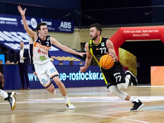 Besnik Bekteshi (VfL Kirchheim Knights 77), Tyler Nelson (Rostock Seawolves 02) Rostock Seawolves vs VfL Kirchheim Knights, 2. Barmer Basketball-Bundesliga, ProA, 2. Bundesliga, Spielzeit 2021 2022, 17.Spieltag, 02.01.2022 Rostock Seawolves vs VfL Kirchheim Knights, 2. Barmer Basketball-Bundesliga, ProA, Spielzeit 2021 2022, 17.Spieltag, 02.01.2022 Rostock Copyright: xStephaniexZerbe xEibner-Pressefotox EP_SZE