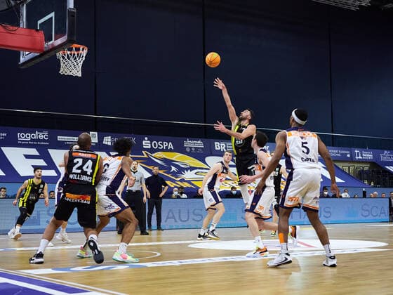 Korbwurf von Besnik Bekteshi (VfL Kirchheim Knights 77), Jonathon Williams (VfL Kirchheim Knights 24), Chris Carter (Rostock Seawolves 05) Rostock Seawolves vs VfL Kirchheim Knights, 2. Barmer Basketball-Bundesliga, ProA, 2. Bundesliga, Spielzeit 2021 2022, 17.Spieltag, 02.01.2022 Rostock Seawolves vs VfL Kirchheim Knights, 2. Barmer Basketball-Bundesliga, ProA, Spielzeit 2021 2022, 17.Spieltag, 02.01.2022 Rostock Copyright: xStephaniexZerbe xEibner-Pressefotox EP_SZE
