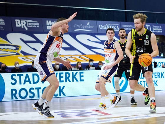 Till Pape (VfL Kirchheim Knights 19), Tyler Nelson (Rostock Seawolves 02) Rostock Seawolves vs VfL Kirchheim Knights, 2. Barmer Basketball-Bundesliga, ProA, 2. Bundesliga, Spielzeit 2021 2022, 17.Spieltag, 02.01.2022 Rostock Seawolves vs VfL Kirchheim Knights, 2. Barmer Basketball-Bundesliga, ProA, Spielzeit 2021 2022, 17.Spieltag, 02.01.2022 Rostock Copyright: xStephaniexZerbe xEibner-Pressefotox EP_SZE