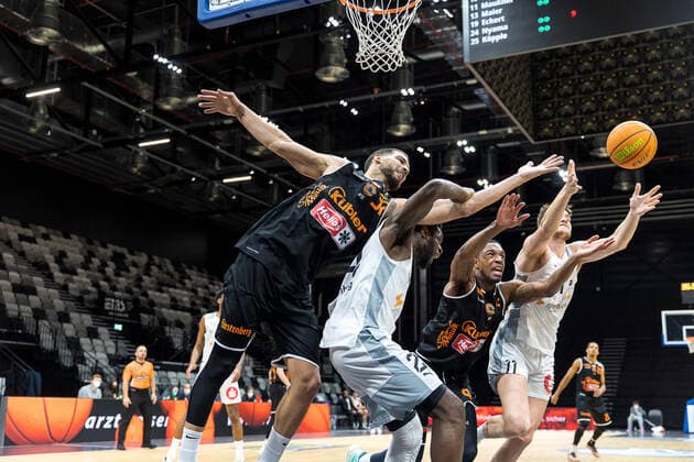 Waverly Austin (wiha Panthers Schwenningen, 32), Roland L Amour Nyama (Nuernberg Falcons BC, 24), Quatarrius Deaundrey Wilson (wiha Panthers Schwenningen, 09), Benedikt Maukner (Nuernberg Falcons BC, 11), Nuernberg Falcons BC vs. wiha Panthers Schwenningen, Basketball, 2. Bundesliga Pro A, 17. Spieltag, 02.01.2022 Nuernberg Falcons BC vs. wiha Panthers Schwenningen, Basketball, 2. Bundesliga Pro A, 17. Spieltag, 02.01.2022 Nuernberg Copyright: xEIBNER GuenerxSantemizx EP_GSZ