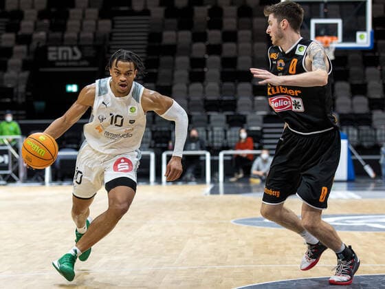 Evan Derek Taylor (Nuernberg Falcons BC, 10), Grant Sitton (wiha Panthers Schwenningen, 00), Nuernberg Falcons BC vs. wiha Panthers Schwenningen, Basketball, 2. Bundesliga Pro A, 17. Spieltag, 02.01.2022 Nuernberg Falcons BC vs. wiha Panthers Schwenningen, Basketball, 2. Bundesliga Pro A, 17. Spieltag, 02.01.2022 Nuernberg Copyright: xEIBNER GuenerxSantemizx EP_GSZ