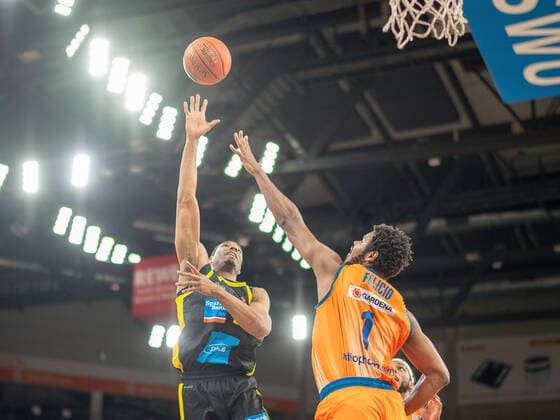 Sport Themen der Woche KW52 Sport Bilder des Tages Tremmell Darden (MHP Riesen Ludwigsburg 21), Christiano Felicio (Ratiopharm Ulm 01), GER, Ratiopharm Ulm vs. MHP Riesen Ludwigsburg, Basketball, Bundesliga, easycredit, 15. Spieltag, Spielzeit 2021 2022, 02.01.2022, GER, Ratiopharm Ulm vs. MHP Riesen Ludwigsburg, Basketball, Bundesliga, easycredit, 15. Spieltag, Spielzeit 2021 2022, 02.01.2022 Ulm Copyright: xEibner-Pressefoto SaschaxWaltherx EP_EER