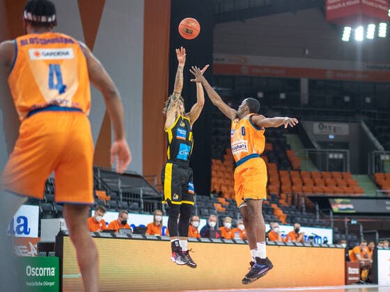 Jonah Radebaugh (MHP Riesen Ludwigsburg, 12), Semaj Christon (Ratiopharm Ulm 00), GER, Ratiopharm Ulm vs. MHP Riesen Ludwigsburg, Basketball, Bundesliga, easycredit, 15. Spieltag, Spielzeit 2021 2022, 02.01.2022, GER, Ratiopharm Ulm vs. MHP Riesen Ludwigsburg, Basketball, Bundesliga, easycredit, 15. Spieltag, Spielzeit 2021 2022, 02.01.2022 Ulm Copyright: xEibner-Pressefoto SaschaxWaltherx EP_EER