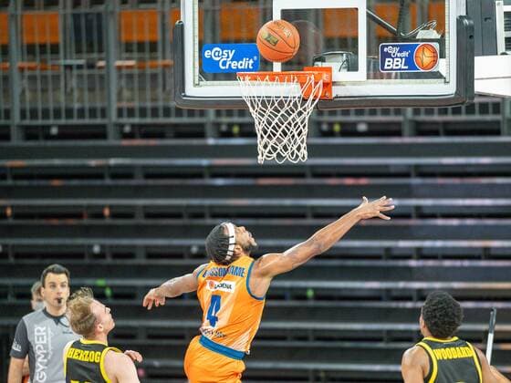 Jaron Blossomgame (Ratiopharm Ulm 04), Lukas Herzog (MHP Riesen Ludwigsburg, 11), GER, Ratiopharm Ulm vs. MHP Riesen Ludwigsburg, Basketball, Bundesliga, easycredit, 15. Spieltag, Spielzeit 2021 2022, 02.01.2022, GER, Ratiopharm Ulm vs. MHP Riesen Ludwigsburg, Basketball, Bundesliga, easycredit, 15. Spieltag, Spielzeit 2021 2022, 02.01.2022 Ulm Copyright: xEibner-Pressefoto SaschaxWaltherx EP_EER