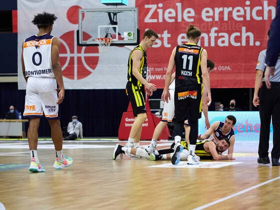Foul an Besnik Bekteshi (VfL Kirchheim Knights 77), Tim Koch (VfL Kirchheim Knights 11), Robert Montgomery (Rostock Seawolves 0) Rostock Seawolves vs VfL Kirchheim Knights, 2. Barmer Basketball-Bundesliga, ProA, 2. Bundesliga, Spielzeit 2021 2022, 17.Spieltag, 02.01.2022 Rostock Seawolves vs VfL Kirchheim Knights, 2. Barmer Basketball-Bundesliga, ProA, Spielzeit 2021 2022, 17.Spieltag, 02.01.2022 Rostock Copyright: xStephaniexZerbe xEibner-Pressefotox EP_SZE