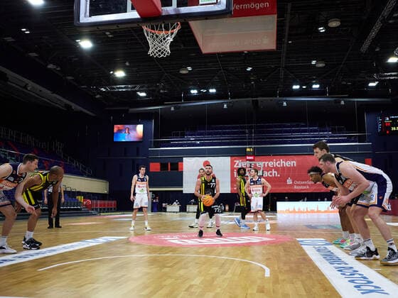 Freiwurf nach einem Foul an Besnik Bekteshi (VfL Kirchheim Knights 77) Rostock Seawolves vs VfL Kirchheim Knights, 2. Barmer Basketball-Bundesliga, ProA, 2. Bundesliga, Spielzeit 2021 2022, 17.Spieltag, 02.01.2022 Rostock Seawolves vs VfL Kirchheim Knights, 2. Barmer Basketball-Bundesliga, ProA, Spielzeit 2021 2022, 17.Spieltag, 02.01.2022 Rostock Copyright: xStephaniexZerbe xEibner-Pressefotox EP_SZE