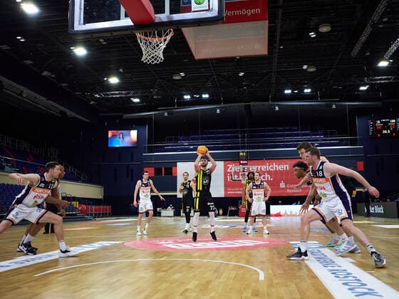 Freiwurf nach einem Foul an Besnik Bekteshi (VfL Kirchheim Knights 77) Rostock Seawolves vs VfL Kirchheim Knights, 2. Barmer Basketball-Bundesliga, ProA, 2. Bundesliga, Spielzeit 2021 2022, 17.Spieltag, 02.01.2022 Rostock Seawolves vs VfL Kirchheim Knights, 2. Barmer Basketball-Bundesliga, ProA, Spielzeit 2021 2022, 17.Spieltag, 02.01.2022 Rostock Copyright: xStephaniexZerbe xEibner-Pressefotox EP_SZE