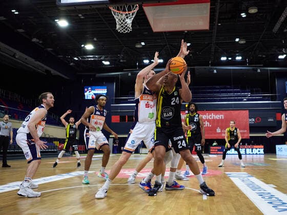 Jonathon Williams (VfL Kirchheim Knights 24), Stefan Ilzhoefer (Rostock Seawolves 12), Robert Montgomery (Rostock Seawolves 0) Rostock Seawolves vs VfL Kirchheim Knights, 2. Barmer Basketball-Bundesliga, ProA, 2. Bundesliga, Spielzeit 2021 2022, 17.Spieltag, 02.01.2022 Rostock Seawolves vs VfL Kirchheim Knights, 2. Barmer Basketball-Bundesliga, ProA, Spielzeit 2021 2022, 17.Spieltag, 02.01.2022 Rostock Copyright: xStephaniexZerbe xEibner-Pressefotox EP_SZE