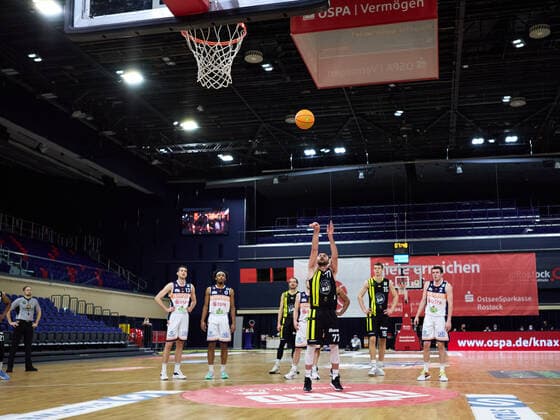 Freiwurf fuer Besnik Bekteshi (VfL Kirchheim Knights 77) Rostock Seawolves vs VfL Kirchheim Knights, 2. Barmer Basketball-Bundesliga, ProA, 2. Bundesliga, Spielzeit 2021 2022, 17.Spieltag, 02.01.2022 Rostock Seawolves vs VfL Kirchheim Knights, 2. Barmer Basketball-Bundesliga, ProA, Spielzeit 2021 2022, 17.Spieltag, 02.01.2022 Rostock Copyright: xStephaniexZerbe xEibner-Pressefotox EP_SZE