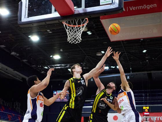 Andreas Nicklaus (VfL Kirchheim Knights 15), Besnik Bekteshi (VfL Kirchheim Knights 77), Gabriel de Oliveira (Rostock Seawolves 03), Robert Montgomery (Rostock Seawolves 0) Rostock Seawolves vs VfL Kirchheim Knights, 2. Barmer Basketball-Bundesliga, ProA, 2. Bundesliga, Spielzeit 2021 2022, 17.Spieltag, 02.01.2022 Rostock Seawolves vs VfL Kirchheim Knights, 2. Barmer Basketball-Bundesliga, ProA, Spielzeit 2021 2022, 17.Spieltag, 02.01.2022 Rostock Copyright: xStephaniexZerbe xEibner-Pressefotox EP_SZE