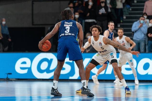 Jaleen Smith (ALBA Berlin 3) gegen Caleb Homesley (Hamburg Towers 5) Hamburg Towers vs. ALBA Berlin, Basketball, Bundesliga, Hauptrunde, Spieltag 15, Saison 2021 2022, 02.01.2022 Marcel von Fehrn Hamburg Towers vs. ALBA Berlin, Basketball, Bundesliga, Hauptrunde, Spieltag 15, Saison 2021 2022, 02.01.2022 Hamburg Copyright: xEibnerxPressefoto MarcelxvonxFehrnx EP_MFN