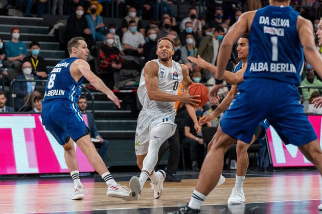 Jaylon Brown (Hamburg Towers 0) springt zum Wurf ab Hamburg Towers vs. ALBA Berlin, Basketball, Bundesliga, Hauptrunde, Spieltag 15, Saison 2021 2022, 02.01.2022 Marcel von Fehrn Hamburg Towers vs. ALBA Berlin, Basketball, Bundesliga, Hauptrunde, Spieltag 15, Saison 2021 2022, 02.01.2022 Hamburg Copyright: xEibnerxPressefoto MarcelxvonxFehrnx EP_MFN
