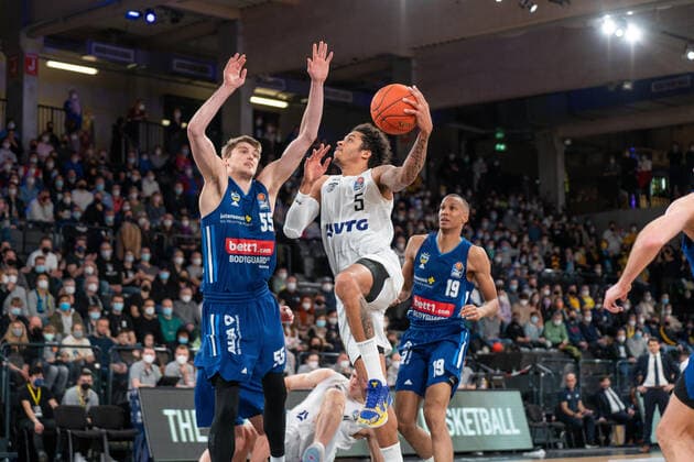 Caleb Homesley (Hamburg Towers 5) mit Treffer Hamburg Towers vs. ALBA Berlin, Basketball, Bundesliga, Hauptrunde, Spieltag 15, Saison 2021 2022, 02.01.2022 Marcel von Fehrn Hamburg Towers vs. ALBA Berlin, Basketball, Bundesliga, Hauptrunde, Spieltag 15, Saison 2021 2022, 02.01.2022 Hamburg Copyright: xEibnerxPressefoto MarcelxvonxFehrnx EP_MFN