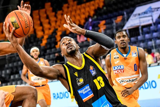 Sport Bilder des Tages GER, BBL, ratiopharm ulm vs MHP RIESEN Ludwigsburg 02.01.2022, ratiopharm arena, Neu-Ulm, GER, BBL, ratiopharm ulm vs MHP RIESEN Ludwigsburg, im Bild entschlossen geht Yorman Polas Bartolo (Ludwigsburg, 13) in Richtung Korb, Semaj Christon (Ulm, 0)