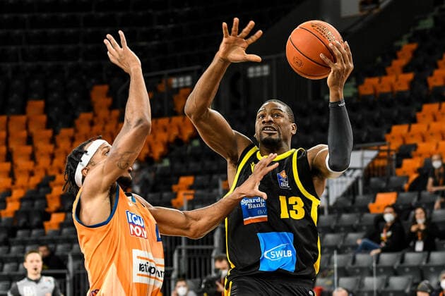 GER, BBL, ratiopharm ulm vs MHP RIESEN Ludwigsburg 02.01.2022, ratiopharm arena, Neu-Ulm, GER, BBL, ratiopharm ulm vs MHP RIESEN Ludwigsburg, im Bild entschlossen geht Yorman Polas Bartolo (Ludwigsburg, 13) zum Korb, Jaron Blossomgame (Ulm, 4)