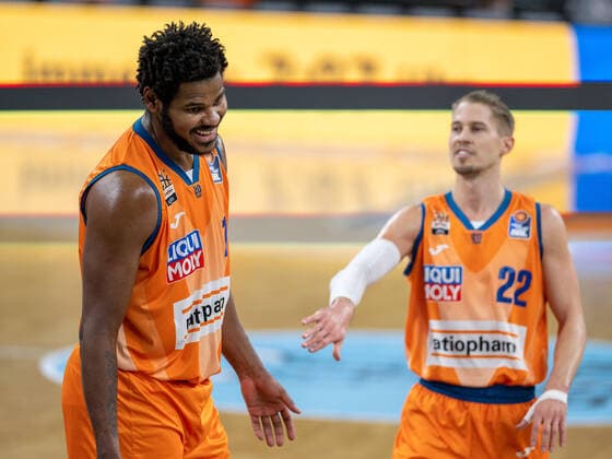 Christiano Felicio (Ratiopharm Ulm 01), ist enttäuscht enttaeuscht, unzufrieden mit Thomas Klepeisz (Ratiopharm Ulm 22), GER, Ratiopharm Ulm vs. MHP Riesen Ludwigsburg, Basketball, Bundesliga, easycredit, 15. Spieltag, Spielzeit 2021 2022, 02.01.2022, GER, Ratiopharm Ulm vs. MHP Riesen Ludwigsburg, Basketball, Bundesliga, easycredit, 15. Spieltag, Spielzeit 2021 2022, 02.01.2022 Ulm Copyright: xEibner-Pressefoto SaschaxWaltherx EP_EER