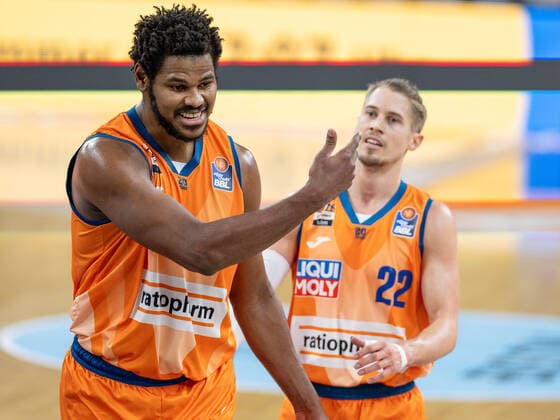 Christiano Felicio (Ratiopharm Ulm 01), ist enttäuscht enttaeuscht, unzufrieden mit Thomas Klepeisz (Ratiopharm Ulm 22), GER, Ratiopharm Ulm vs. MHP Riesen Ludwigsburg, Basketball, Bundesliga, easycredit, 15. Spieltag, Spielzeit 2021 2022, 02.01.2022, GER, Ratiopharm Ulm vs. MHP Riesen Ludwigsburg, Basketball, Bundesliga, easycredit, 15. Spieltag, Spielzeit 2021 2022, 02.01.2022 Ulm Copyright: xEibner-Pressefoto SaschaxWaltherx EP_EER