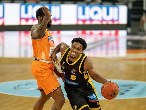 Sindarius Thornwell (Ratiopharm Ulm 07), James Woodard (MHP Riesen Ludwigsburg, 08), GER, Ratiopharm Ulm vs. MHP Riesen Ludwigsburg, Basketball, Bundesliga, easycredit, 15. Spieltag, Spielzeit 2021 2022, 02.01.2022, GER, Ratiopharm Ulm vs. MHP Riesen Ludwigsburg, Basketball, Bundesliga, easycredit, 15. Spieltag, Spielzeit 2021 2022, 02.01.2022 Ulm Copyright: xEibner-Pressefoto SaschaxWaltherx EP_EER