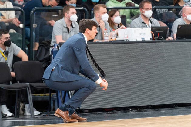 Pedro Calles (Hamburg Towers Trainer) Hamburg Towers vs. ALBA Berlin, Basketball, Bundesliga, Hauptrunde, Spieltag 15, Saison 2021 2022, 02.01.2022 Marcel von Fehrn Hamburg Towers vs. ALBA Berlin, Basketball, Bundesliga, Hauptrunde, Spieltag 15, Saison 2021 2022, 02.01.2022 Hamburg Copyright: xEibnerxPressefoto MarcelxvonxFehrnx EP_MFN