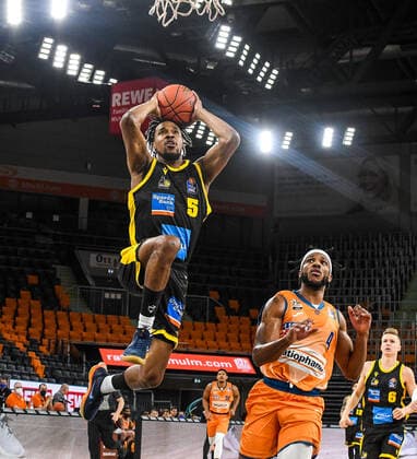 GER, BBL, ratiopharm ulm vs MHP RIESEN Ludwigsburg 02.01.2022, ratiopharm arena, Neu-Ulm, GER, BBL, ratiopharm ulm vs MHP RIESEN Ludwigsburg, im Bild spektakulärer Korb von Justin Simon (Ludwigsburg, 5), Jaron Blossomgame (Ulm, 4)