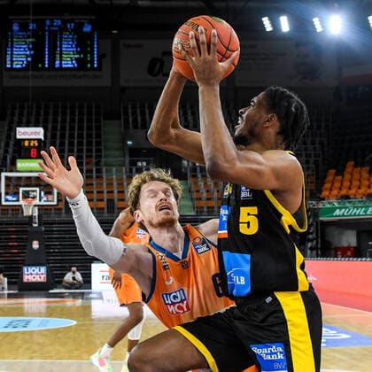 GER, BBL, ratiopharm ulm vs MHP RIESEN Ludwigsburg 02.01.2022, ratiopharm arena, Neu-Ulm, GER, BBL, ratiopharm ulm vs MHP RIESEN Ludwigsburg, im Bild Justin Simon (Ludwigsburg, 5) setzt sich energisch gegen Per Günther Guenther (Ulm, 6) durch