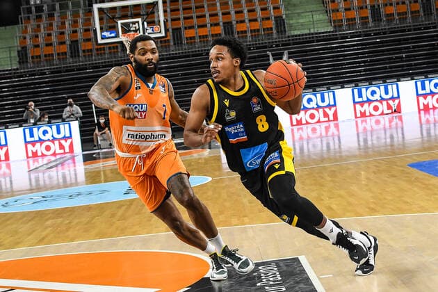 GER, BBL, ratiopharm ulm vs MHP RIESEN Ludwigsburg 02.01.2022, ratiopharm arena, Neu-Ulm, GER, BBL, ratiopharm ulm vs MHP RIESEN Ludwigsburg, im Bild Sindarius Thornwell (Ulm, 7), James Woodard (Ludwigsburg, 8)