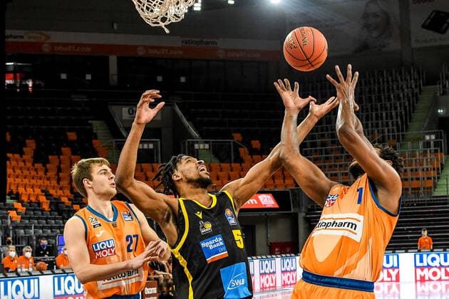 GER, BBL, ratiopharm ulm vs MHP RIESEN Ludwigsburg 02.01.2022, ratiopharm arena, Neu-Ulm, GER, BBL, ratiopharm ulm vs MHP RIESEN Ludwigsburg, im Bild Kampf um den Rebound, Moritz Krimmer (Ulm, 27), Justin Simon (Ludwigsburg, 5), Cristiano Felicio (Ulm, 1)