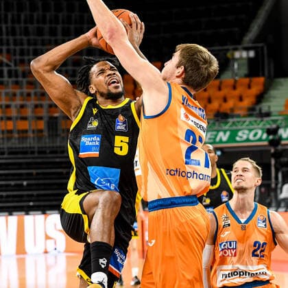 GER, BBL, ratiopharm ulm vs MHP RIESEN Ludwigsburg 02.01.2022, ratiopharm arena, Neu-Ulm, GER, BBL, ratiopharm ulm vs MHP RIESEN Ludwigsburg, im Bild Justin Simon (Ludwigsburg, 5), Moritz Krimmer (Ulm, 27)