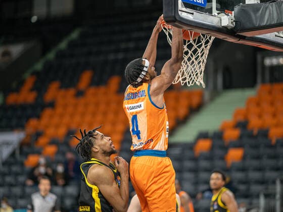 Justin Simon (MHP Riesen Ludwigsburg, 05), Jaron Blossomgame (Ratiopharm Ulm 04), GER, Ratiopharm Ulm vs. MHP Riesen Ludwigsburg, Basketball, Bundesliga, easycredit, 15. Spieltag, Spielzeit 2021 2022, 02.01.2022, GER, Ratiopharm Ulm vs. MHP Riesen Ludwigsburg, Basketball, Bundesliga, easycredit, 15. Spieltag, Spielzeit 2021 2022, 02.01.2022 Ulm Copyright: xEibner-Pressefoto SaschaxWaltherx EP_EER