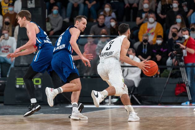 Max Dileo (Hamburg Towers 3) gegen Marcus Eriksson (ALBA Berlin 8) Hamburg Towers vs. ALBA Berlin, Basketball, Bundesliga, Hauptrunde, Spieltag 15, Saison 2021 2022, 02.01.2022 Marcel von Fehrn Hamburg Towers vs. ALBA Berlin, Basketball, Bundesliga, Hauptrunde, Spieltag 15, Saison 2021 2022, 02.01.2022 Hamburg Copyright: xEibnerxPressefoto MarcelxvonxFehrnx EP_MFN