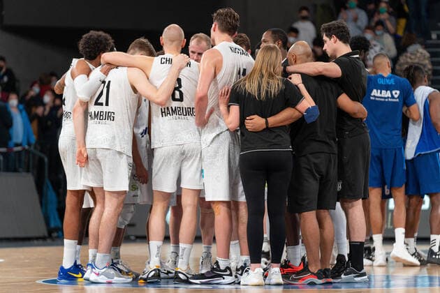 Hamburg Towers nach Niederlage gegen ALBA Berlin im Kreis Hamburg Towers vs. ALBA Berlin, Basketball, Bundesliga, Hauptrunde, Spieltag 15, Saison 2021 2022, 02.01.2022 Marcel von Fehrn Hamburg Towers vs. ALBA Berlin, Basketball, Bundesliga, Hauptrunde, Spieltag 15, Saison 2021 2022, 02.01.2022 Hamburg Copyright: xEibnerxPressefoto MarcelxvonxFehrnx EP_MFN