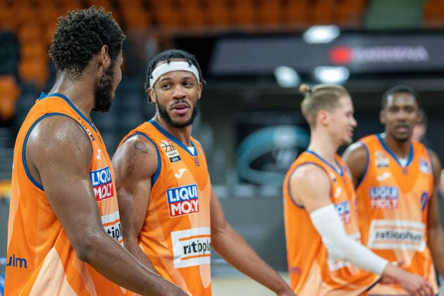 Christiano Felicio (Ratiopharm Ulm 01) Jaron Blossomgame (Ratiopharm Ulm 04), Thomas Klepeisz (Ratiopharm Ulm 22), Marius Stoll (Ratiopharm Ulm 09) GER, Ratiopharm Ulm vs. MHP Riesen Ludwigsburg, Basketball, Bundesliga, easycredit, 15. Spieltag, Spielzeit 2021 2022, 02.01.2022, GER, Ratiopharm Ulm vs. MHP Riesen Ludwigsburg, Basketball, Bundesliga, easycredit, 15. Spieltag, Spielzeit 2021 2022, 02.01.2022 Ulm Copyright: xEibner-Pressefoto SaschaxWaltherx EP_EER