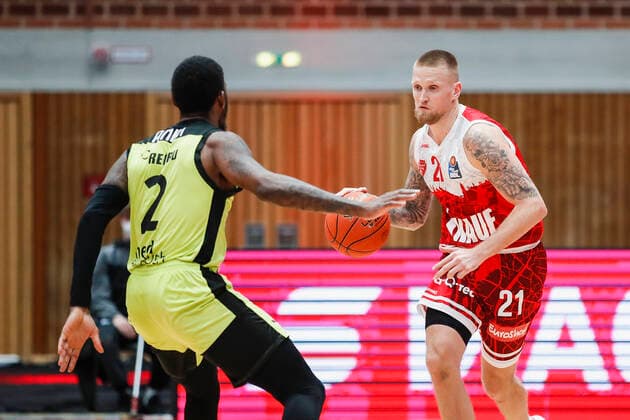 GER, Wuerzburg, tectake-Arena, 02.01.2022, emspor, emonline, despor, deonline, s.Oliver Wuerzburg vs. Medi Bayreuth, easyCredit BBL, 15. Spieltag Bild: v. l. Sacar Anim (medi Bayreuth) gegen Aigars Skele (s.Oliver Wuerzburg) Copyright: HMBxMedia JulienxBecker