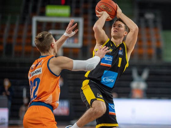 Thomas Klepeisz (Ratiopharm Ulm 22), Jordan Hulls (MHP Riesen Ludwigsburg, 01), GER, Ratiopharm Ulm vs. MHP Riesen Ludwigsburg, Basketball, Bundesliga, easycredit, 15. Spieltag, Spielzeit 2021 2022, 02.01.2022, GER, Ratiopharm Ulm vs. MHP Riesen Ludwigsburg, Basketball, Bundesliga, easycredit, 15. Spieltag, Spielzeit 2021 2022, 02.01.2022 Ulm Copyright: xEibner-Pressefoto SaschaxWaltherx EP_EER