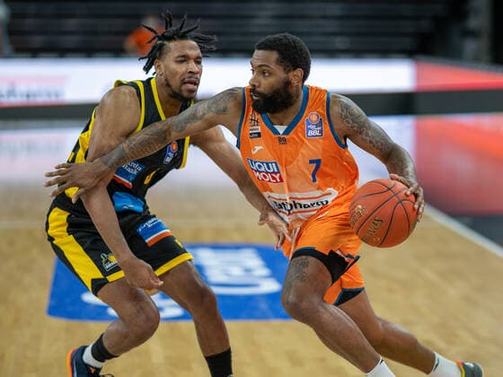Justin Simon (MHP Riesen Ludwigsburg, 05), Sindarius Thornwell (Ratiopharm Ulm 07), GER, Ratiopharm Ulm vs. MHP Riesen Ludwigsburg, Basketball, Bundesliga, easycredit, 15. Spieltag, Spielzeit 2021 2022, 02.01.2022, GER, Ratiopharm Ulm vs. MHP Riesen Ludwigsburg, Basketball, Bundesliga, easycredit, 15. Spieltag, Spielzeit 2021 2022, 02.01.2022 Ulm Copyright: xEibner-Pressefoto SaschaxWaltherx EP_EER