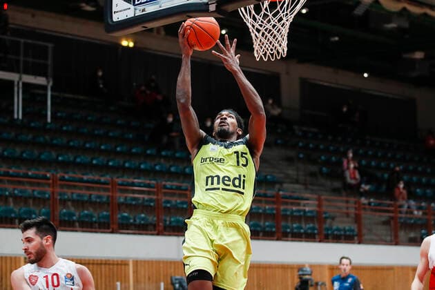 GER, Wuerzburg, tectake-Arena, 02.01.2022, emspor, emonline, despor, deonline, s.Oliver Wuerzburg vs. Medi Bayreuth, easyCredit BBL, 15. Spieltag Bild: v. l. Luciano Parodi (s.Oliver Wuerzburg) und Terry Allen (medi Bayreuth) Copyright: HMBxMedia JulienxBecker