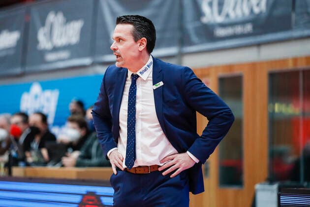 GER, Wuerzburg, tectake-Arena, 02.01.2022, emspor, emonline, despor, deonline, s.Oliver Wuerzburg vs. Medi Bayreuth, easyCredit BBL, 15. Spieltag Bild: Verwunderung bei Head-Coach Raoul Korner (medi Bayreuth) Copyright: HMBxMedia JulienxBecker