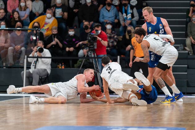 Kampf am Boden um den Ball Hamburg Towers vs. ALBA Berlin, Basketball, Bundesliga, Hauptrunde, Spieltag 15, Saison 2021 2022, 02.01.2022 Marcel von Fehrn Hamburg Towers vs. ALBA Berlin, Basketball, Bundesliga, Hauptrunde, Spieltag 15, Saison 2021 2022, 02.01.2022 Hamburg Copyright: xEibnerxPressefoto MarcelxvonxFehrnx EP_MFN